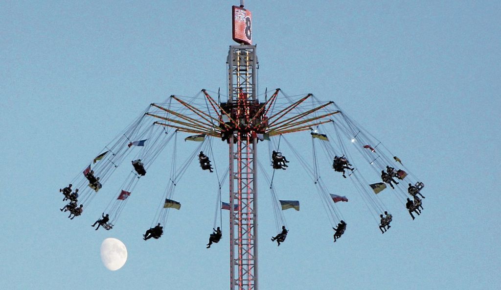 Die Gebrüder Boos feiern mit „The Flyer“, dem Kettenkarussell in 80 Metern Höhe, Wasenpremiere: Immer hoch hinaus