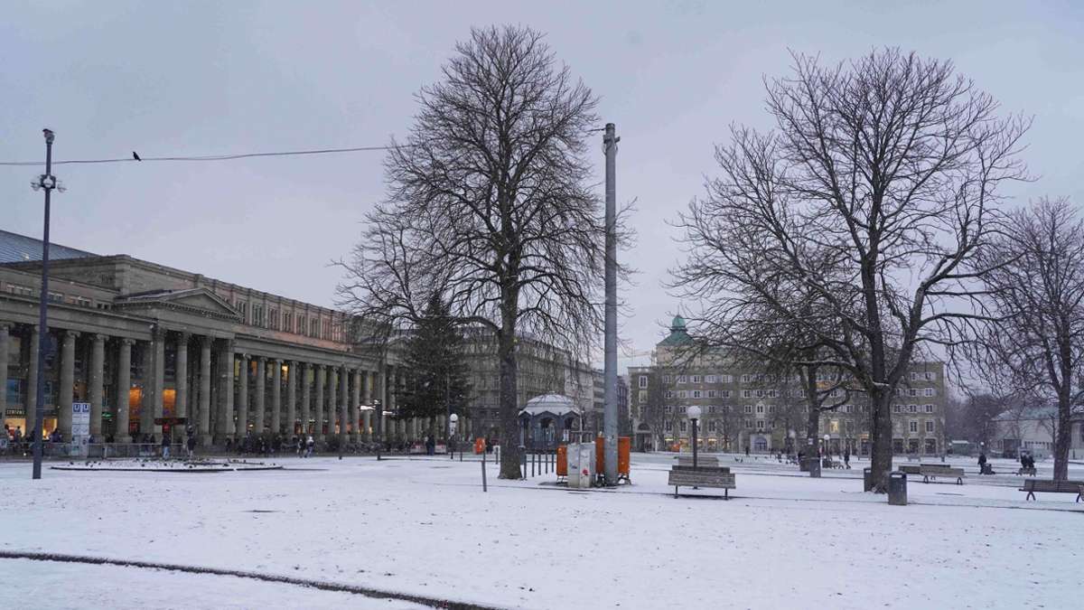 Eine weiße Schneeschicht bedeckt den Stuttgarter Schlossplatz.