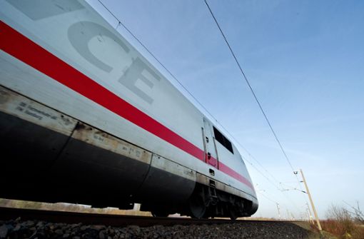 Weil der ICE  durch Schwieberdingen und Markgröningen  braust, bräuchten die Regionalzüge dort zum Halten    Ausweichgleise. Foto: dpa/Julian Stratenschulte