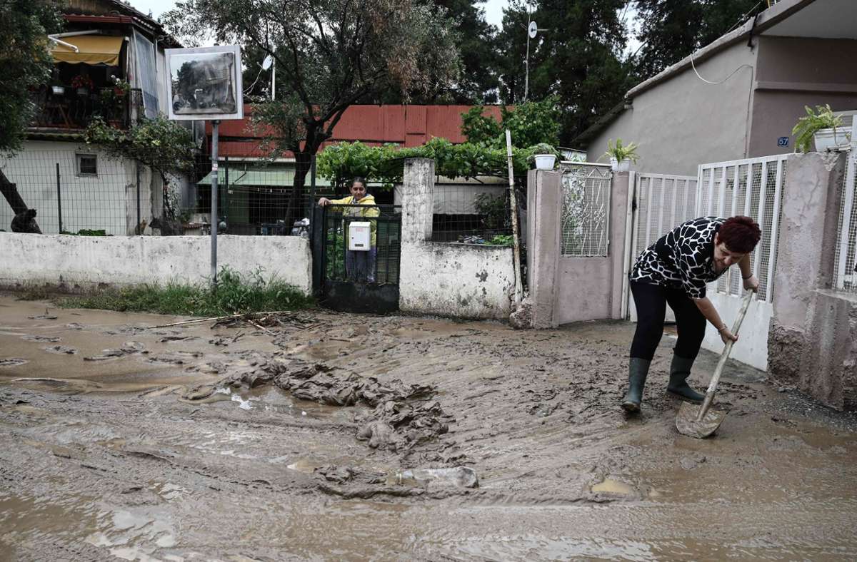 Starker Regen hat am Samstag Teile der griechischen Hafenstadt Thessaloniki unter Wasser gesetzt.