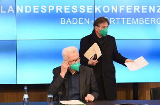 Ministerpräsident Kretschmann und Gesundheitsminister Lucha stellten sich den Fragen der Journalisten. Foto: dpa/Bernd Weißbrod