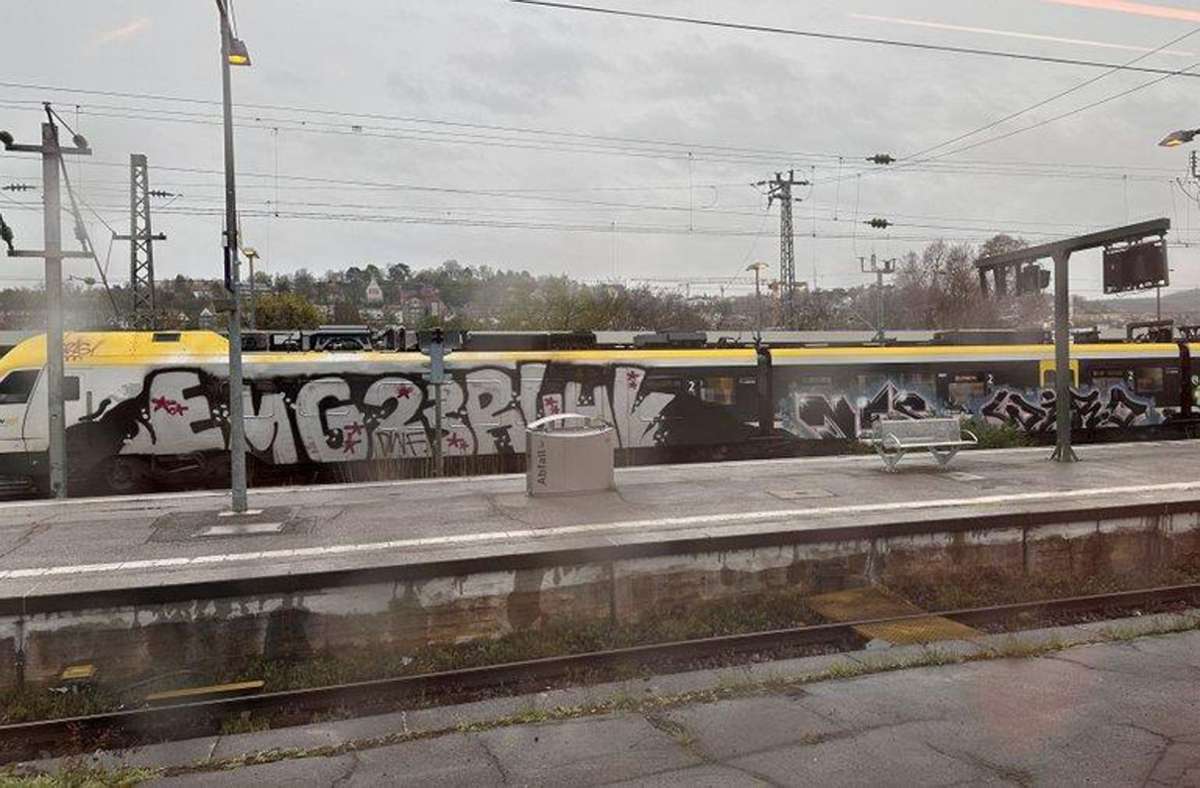 Stuttgarter Hauptbahnhof: Wieder Sprayer am Werk – Fragezeichen um einen Graffiti-Zug