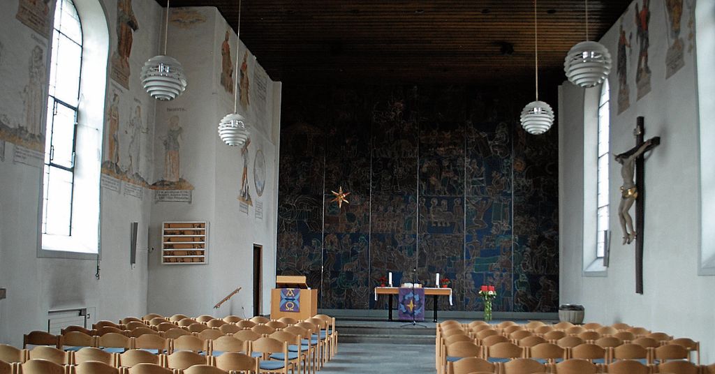Das Innere der Kirche St. Germanus weist viele Kulturschätze auf, die künftig noch besser zur Geltung kommen sollen. Die Fresken und die Grieshaberwand müssen zudem restauriert werden. Fotos: Kuhn