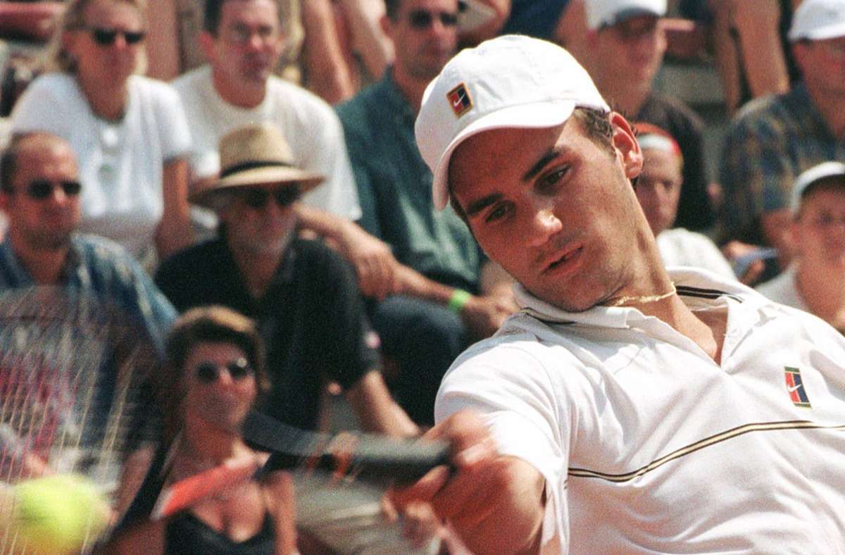 1999 tauchte der Junioren-Weltmeister Roger Federer erstmals im Profizirkus auf – der 19-Jährige nahm bei den French Open und in Wimbledon teil,  wobei er jeweils in der ersten Runde ausschied. Er erreichte in Wien sein erstes Halbfinale auf der ATP-Tour und schaffte damit den Sprung unter die besten 100 Spieler der Weltrangliste.