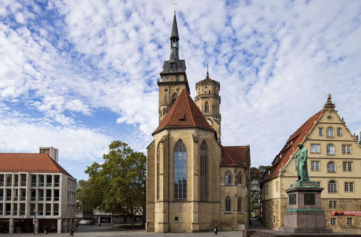Die Stiftskirche im Herzen Stuttgarts vom Schillerplatz aus gesehen. Links das Nachfolgegebäude des Gasthofs „König von England“, rechts das Schillerdenkmal und der Fruchtkasten.