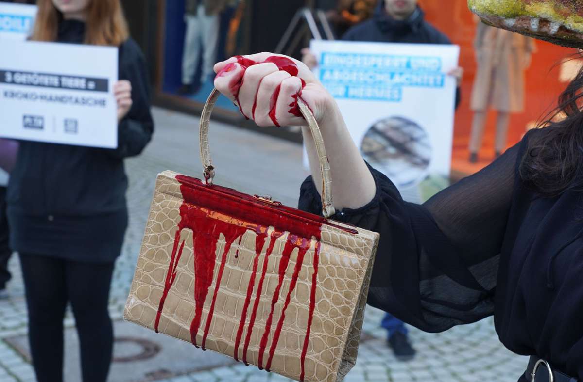 ... „blutverschmierten“ Handtaschen wurde gegen das Töten der Reptilien demonstriert.