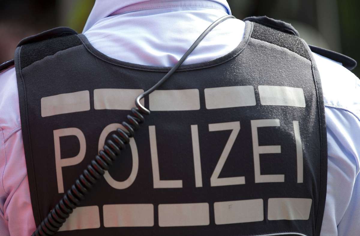 Polizist, ein Jahr krank gemeldet und Getränke im Lokal ausschenken? Das könnte in Rheinland-Pfalz schwierig werden. (Symbolbild) Foto: Eibner-Pressefoto/Fleig