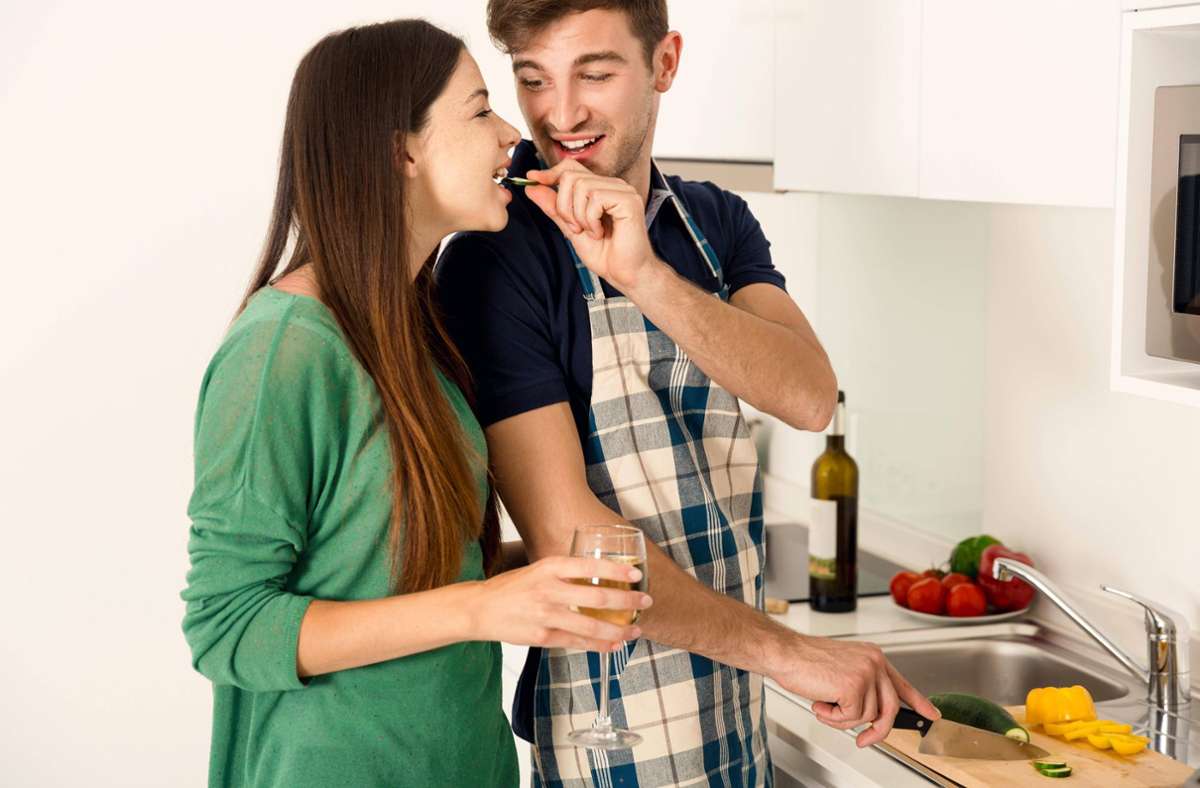 Gemeinsam kochen, ist nur eins von vielen weiteren Dingen, die Liebende am Valentinstag zuhause unternehmen können.