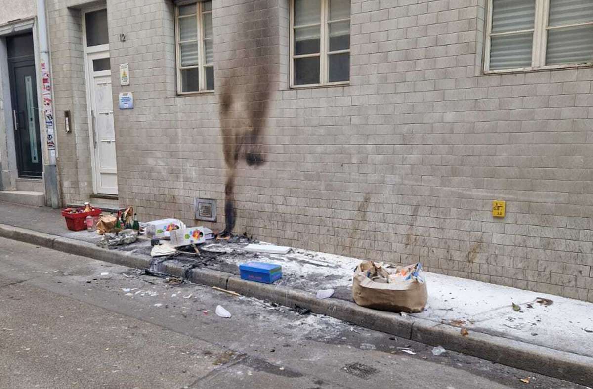 Ein Unbekannter hat in der  Leonhardstraße Sperrmüll angezündet. Glücklicherweise griff das Feuer nicht auf das Haus über. Foto: privat