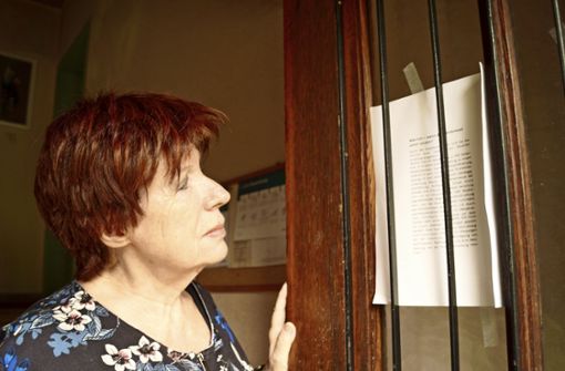 An die Eingangstür des  Mehrfamilien-Hauses hat Marieta Lohberg  ein Schreiben geklebt, in dem vor den Folgen von Strahlung gewarnt wird. Foto: Andrea Eisenmann -  Andrea Eisenmann