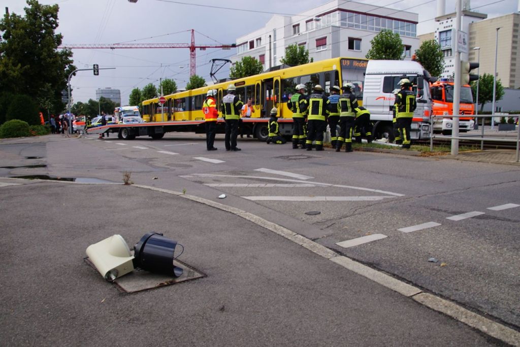 8.8.2018 Ein LKW ist in Stuttgart Wangen mit einer Stadtbahn zusammengestoßen.