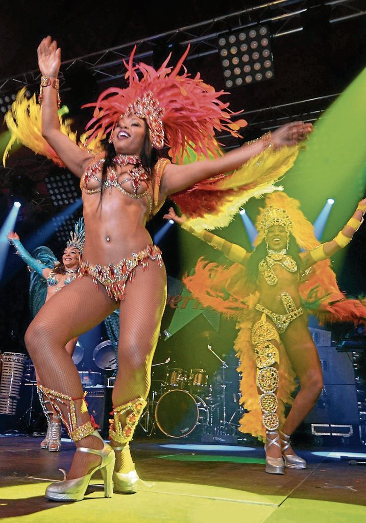 Ein Hauch von brasilianischem Karneval weht in der Phönixhalle. Auf der Bühne heizen Tänzerinnen den Besuchern ein. Foto: Rosar