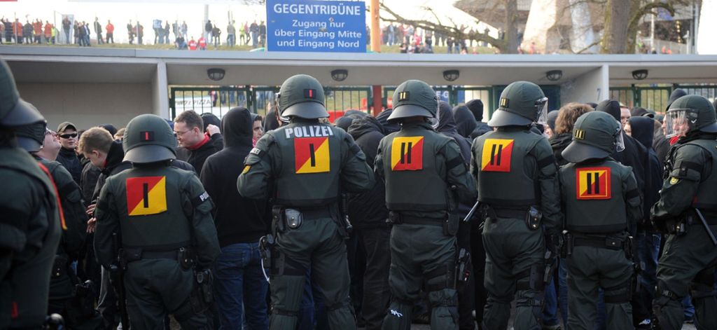 Auch beim Bundesliga-Duell zwischen dem KSC und dem VfB im März 2009 war die Polizeipräsenz stark.