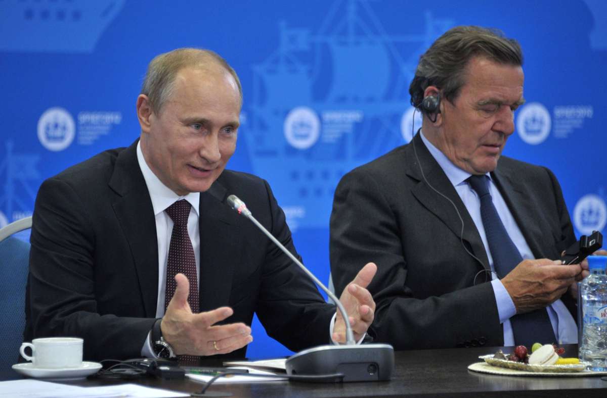 Nach seiner politischen Karriere übernahm Schröder viele Beratertätigkeiten und Ehrenämter. Eine besondere Beziehung entwickelte  er dabei zu Russland und dessen Präsident Wladimir Putin. Schröder wurde unter anderem Vorsitzender des Gesellschafterausschusses der Nord Stream AG und Aufsichtsratschef beim russischen Energiekonzern Rosneft.