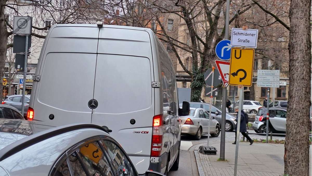 Achtung, Baustelle: der Verkehr staut sich  seit einigen Tagen rund um den Daimlerplatz.