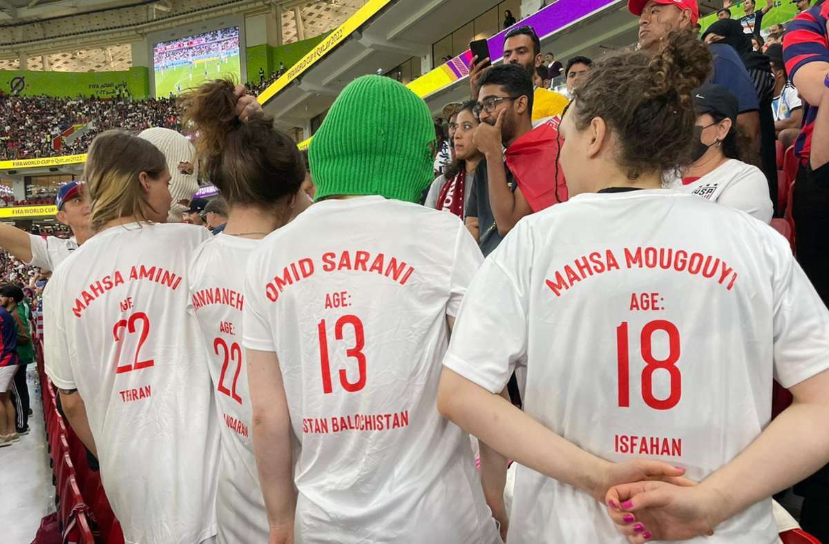 Pussy Riot bei der WM 2022 in Katar: Aktivistinnen protestieren auf Tribüne für Frauen im Iran
