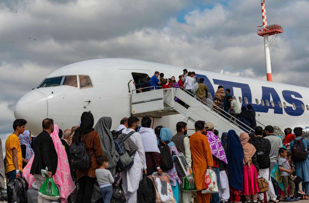 Ein Flugzeug der US-Luftwaffe bringt Afghanen außer Landes. (Archivbild) Foto: AFP/EDGAR GRIMALDO