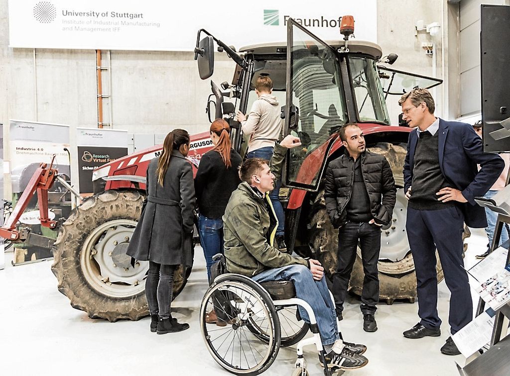 Medizintechnik-Studierende der Uni Stuttgart entwickeln mit dem Fraunhofer-Institut eine Hebehilfe für Kriegsverletzte: Trotz Rollstuhl auf den Traktorsitz