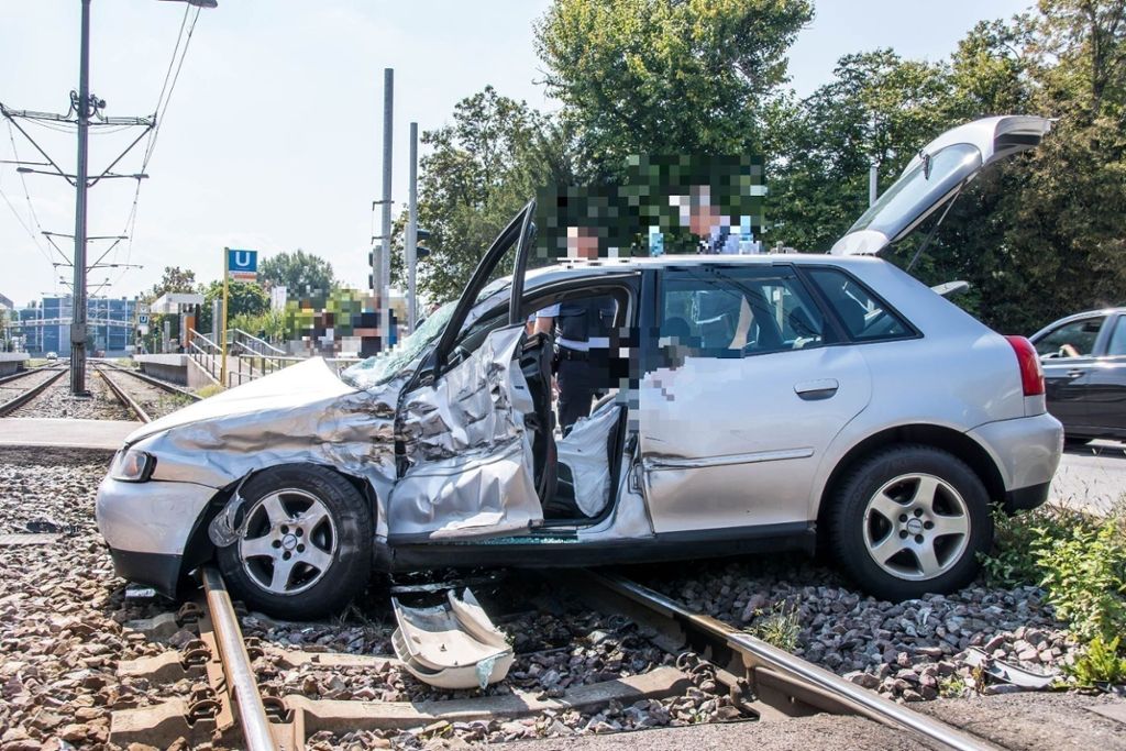 Beim Zusammenstoß in der Neckartalstraße wurden der Fahrer und ein Kind schwer verletzt. Der Audifahrer war von der Haldenstraße in die Neckartalstraße gefahren und dabei mit dem Lastwagen kollidiert.