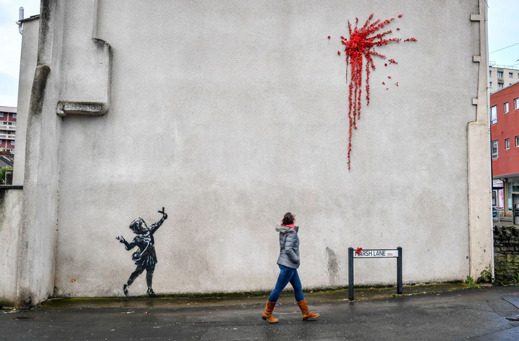 Normalerweise zieren Banksys Kunstwerke Hauswände. Doch während der Corona-Krise muss auch der geheimnisvolle Künstler ins Homeoffice umsteigen. Foto: dpa/Ben Birchall