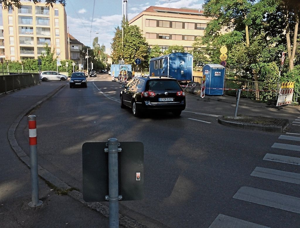 BAD CANNSTATT:  Gefährliche Situationen an der Wiesbadener/Dennerstraße: Verbotenes Abbiegen
