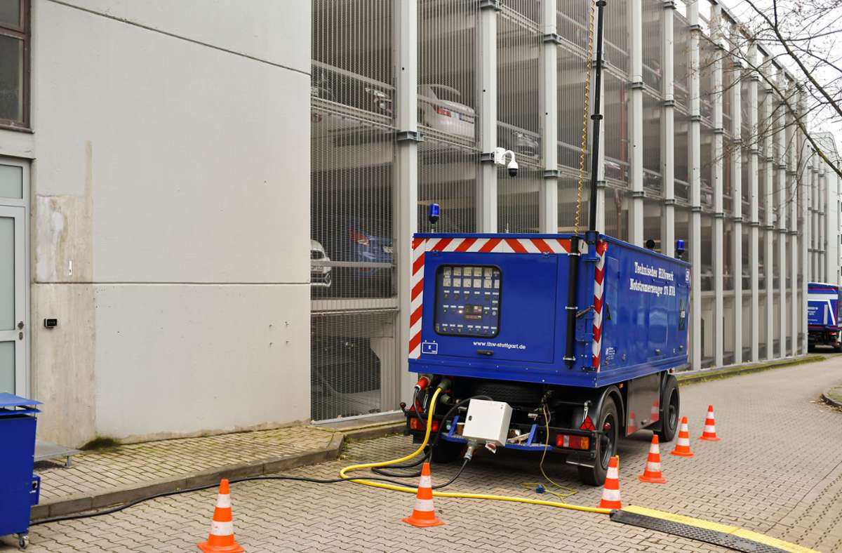 Feuerwehr und THW in Stuttgarter Behörde im Einsatz: Rauch und Stromausfall beim LKA