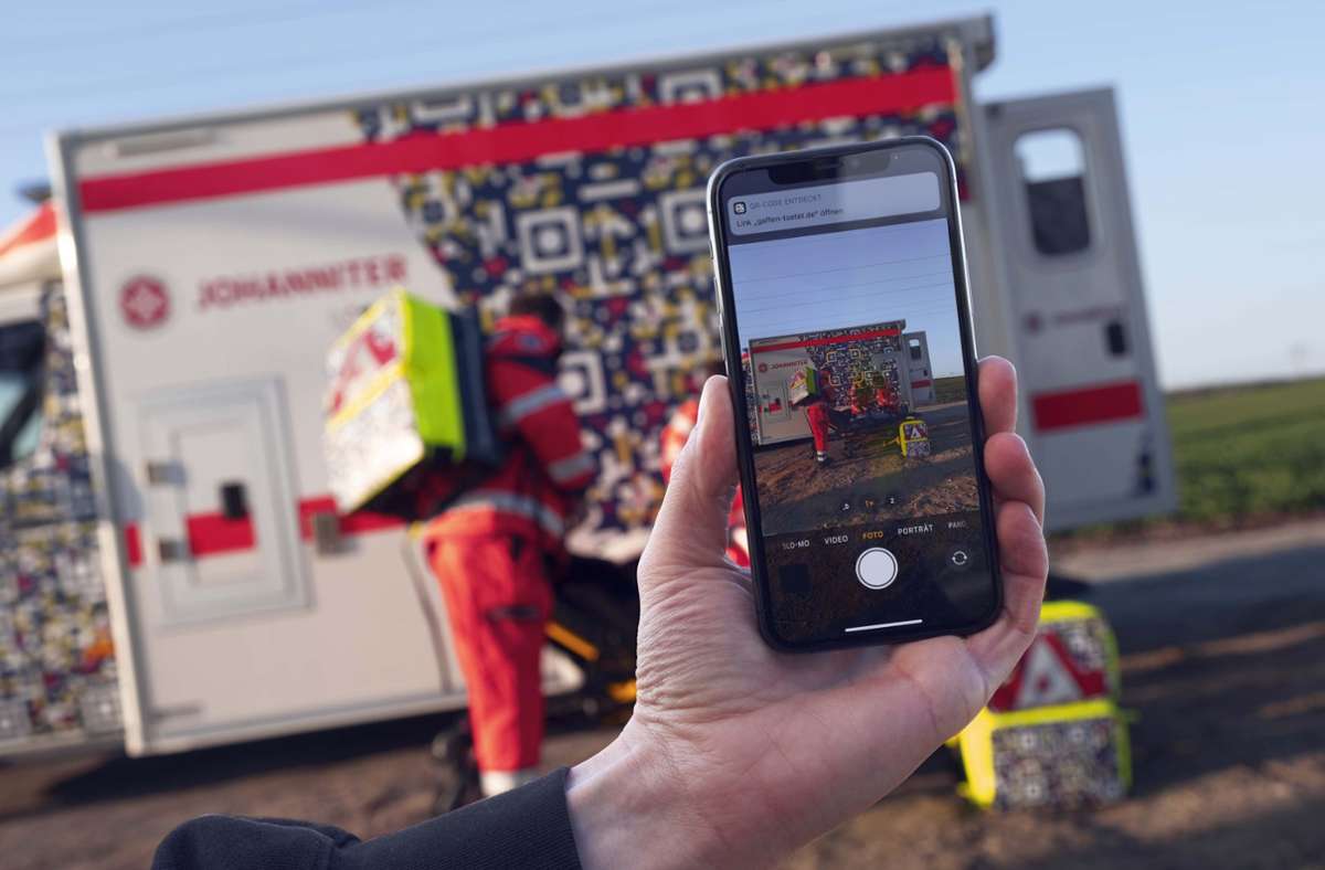 Projekt der Johanniter: QR-Code an Rettungswagen soll Unfall-„Gaffer“ abschrecken