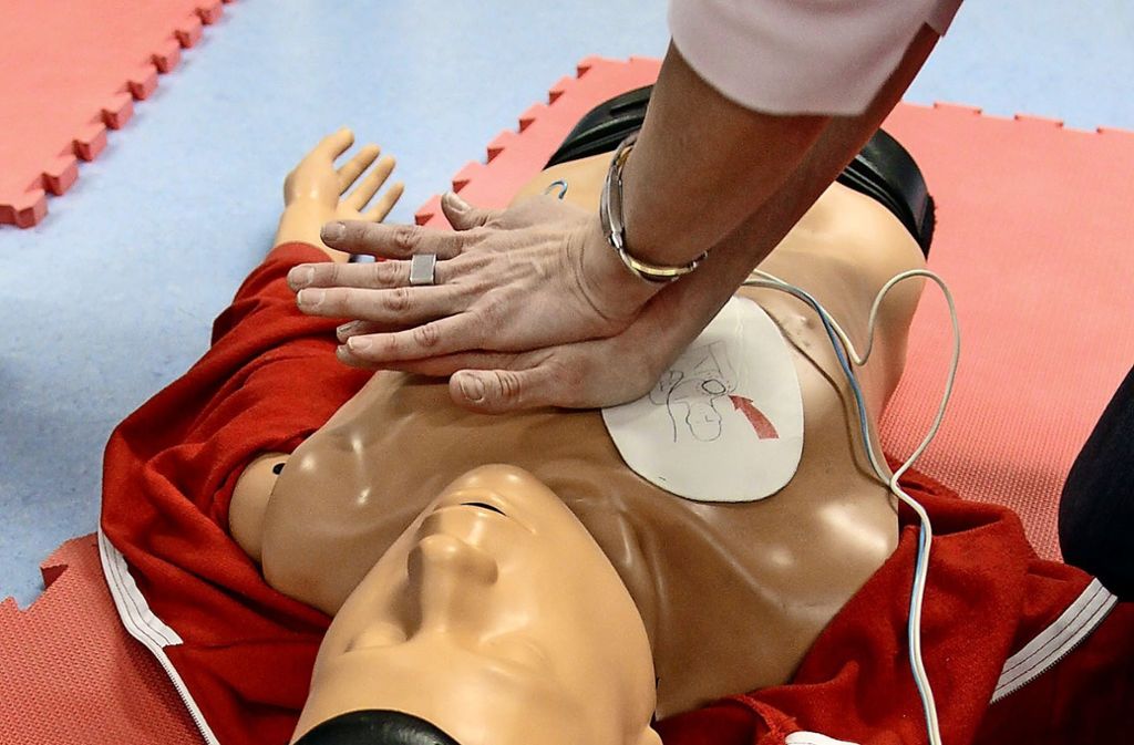 Gerät ist im Familienzentrum: Defibrillator installiert