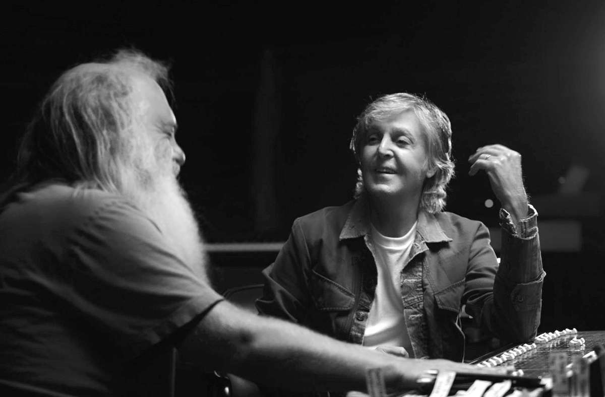 Paul McCartney (rechts) im Gespräch mit dem Produzenten Rick Rubin