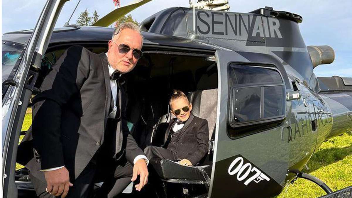 Schönheitschirurg Oliver Gekeler mit seinem Sohn bei der Hubschrauberlandung zu seiner Geburtstagsfeier auf der Burg Taggenbrunn in Kärnten/Österreich.