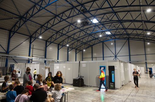 Auf eine der  Lagerhallen bei der Schleyerhalle kann die Stadt bei der Flüchtlingsunterbringung nicht verzichten. Foto: Lichtgut/Leif Piechowski