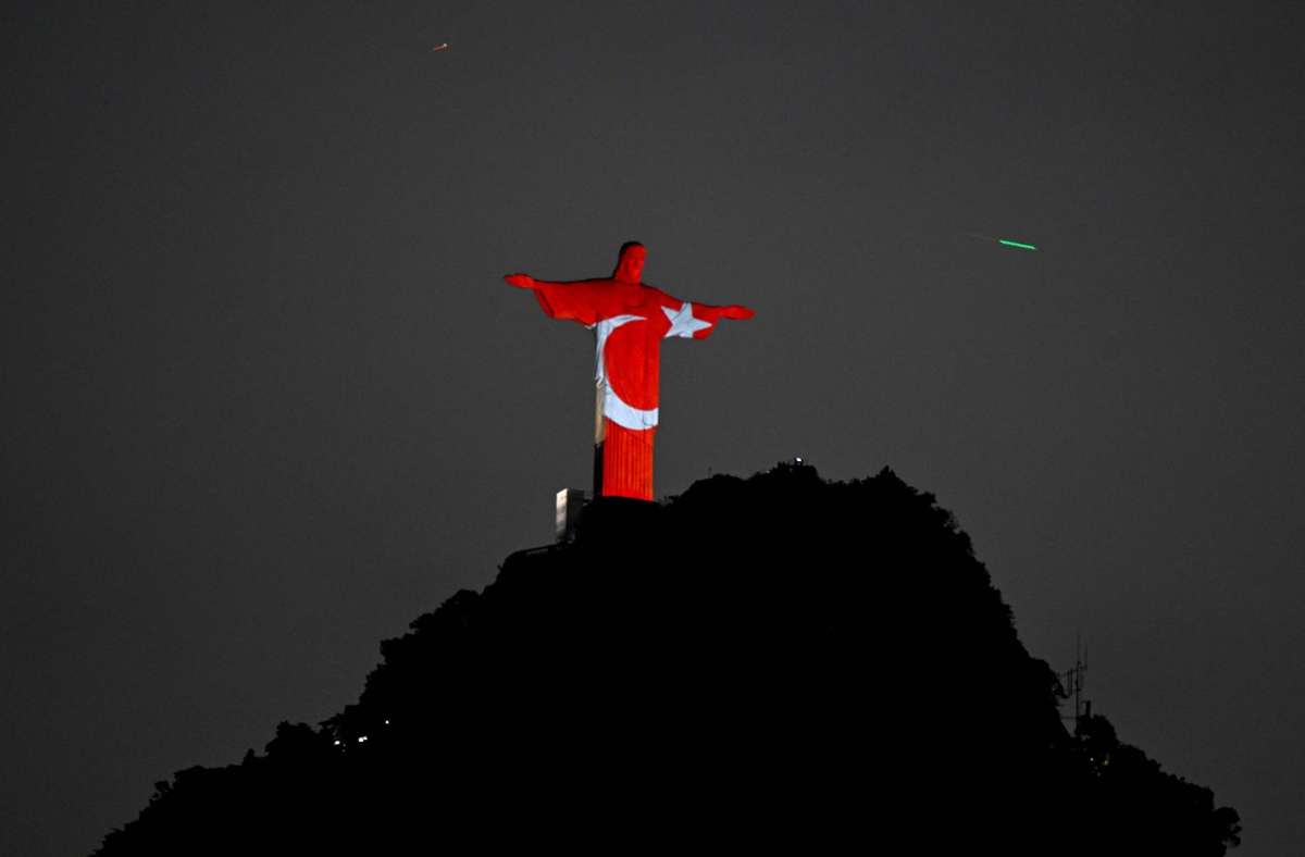 Die türkischen Farben auf der Christus-Statur in Rio.