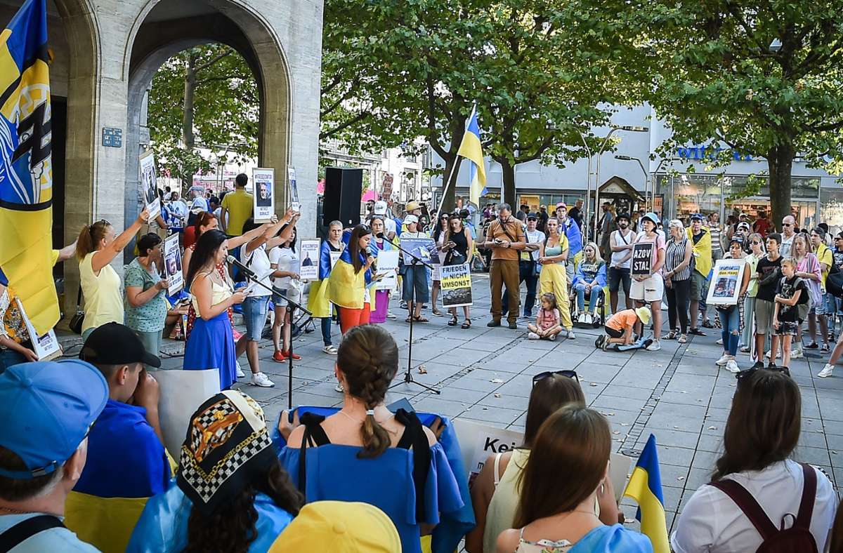 Auch an diesem Samstag fanden sich die Teilnehmer zur Demo gegen Putins Krieg auf dem Schlossplatz zusammen.