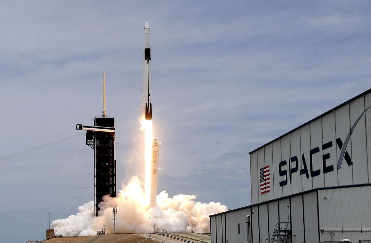 Eine SpaceX „Falcon 9“-Rakete mit einem Dragon 2-Raumschiff steht am 3. Juni 2021 auf der Rampe 39A des Kennedy Space Centers vor einem Versorgungsflug zur Internationalen Raumstation (ISS).