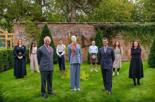 Prinz Charles (vorne links) präsentiert seine neue Bekleidungskollektion. Foto: The Prince’s Foundation/PA Media/dpa