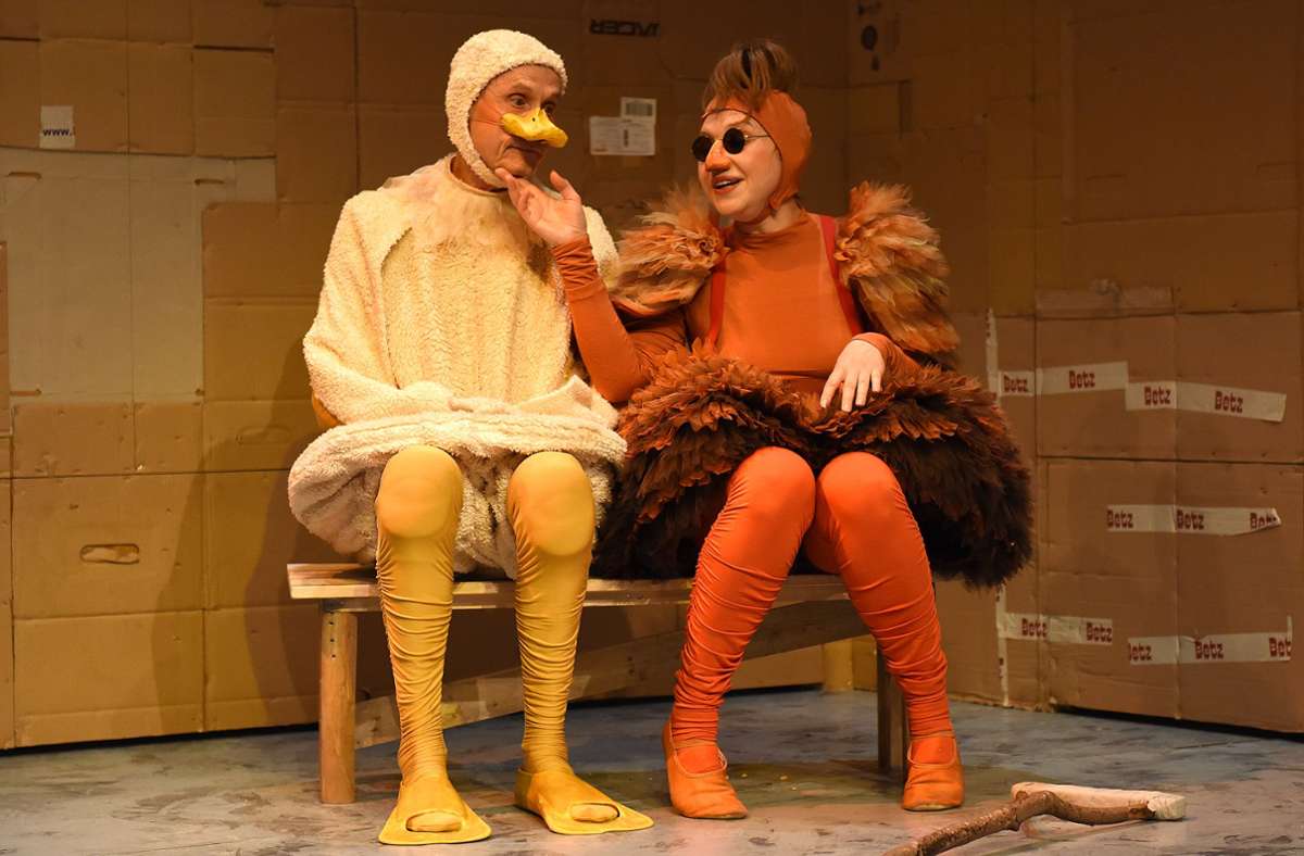 „Lahme Ente, blindes Huhn“ im Theaterhaus: Federvieh und die Kraft der Fantasie