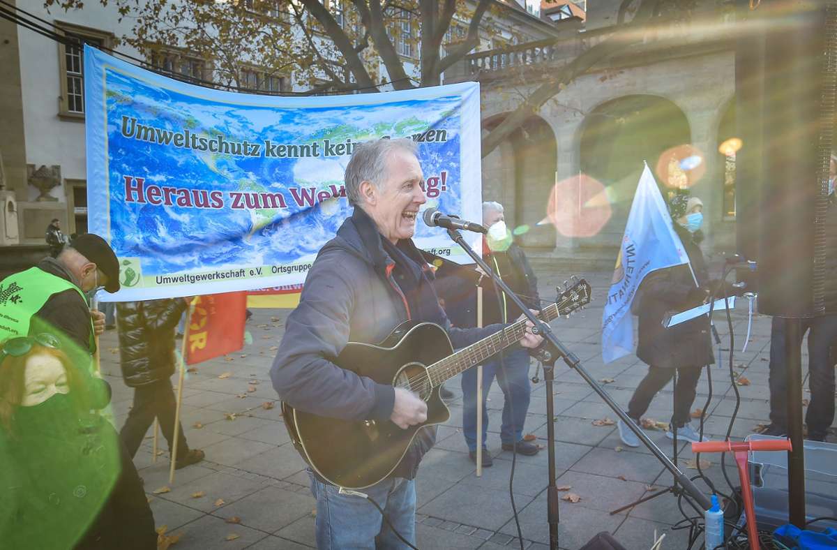 Weltklima- und Umweltaktionstag: Aktionsbündnis demonstriert auf dem Stuttgarter Schlossplatz