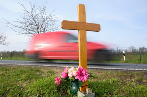 2021 sind nach vorläufigen Zahlen weniger  Menschen bei Verkehrsunfällen in Deutschland ums Leben gekommen. (Symbolfoto) Foto: dpa/Julian Stratenschulte