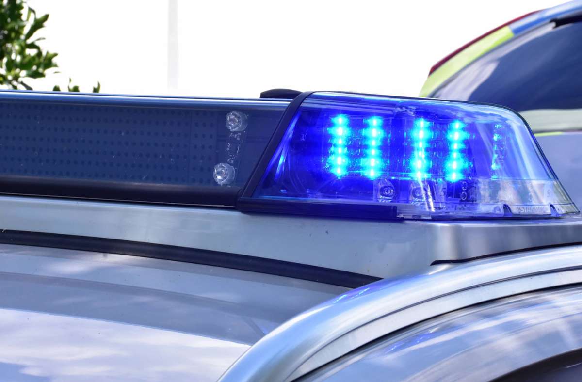 A8 bei Stuttgart-Möhringen: Auto überschlägt sich – vier Verletzte