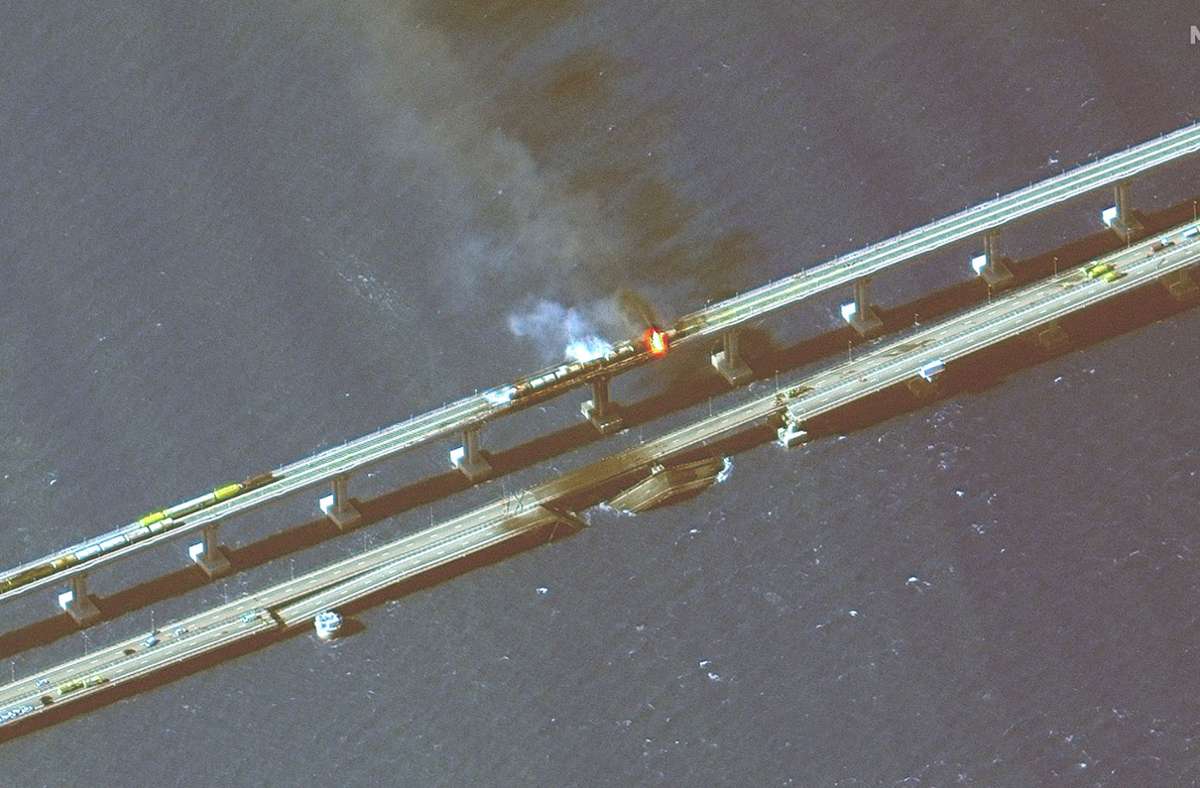 Eine Explosion und ein schwerer Brand haben die Krim-Brücke zwischen Russland und der von Moskau annektierten Schwarzmeer-Halbinsel schwer beschädigt.