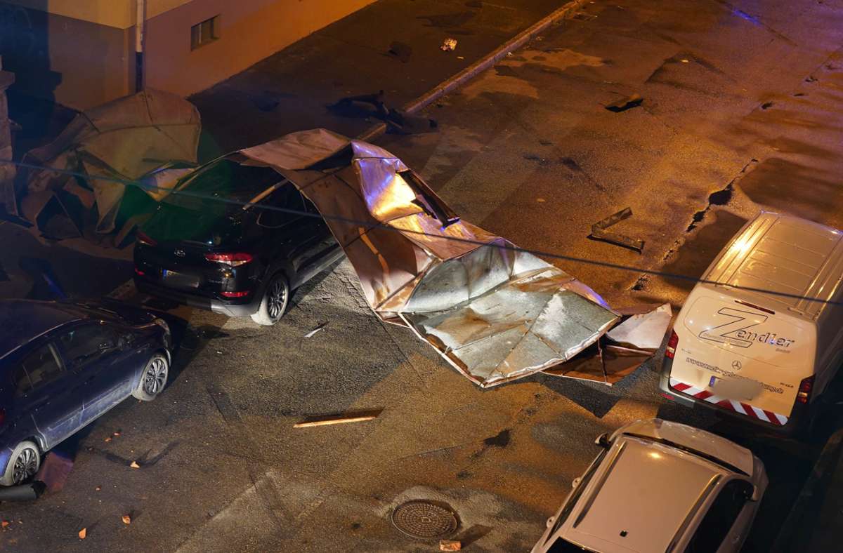 Ein abgedecktes Dach liegt auf einer Straße in Stuttgart. „Zeynep“ hat Schäden im Stadtgebiet angerichtet. Klicken Sie sich durch unsere Bildergalerie. Foto: dpa/Andreas Rosar