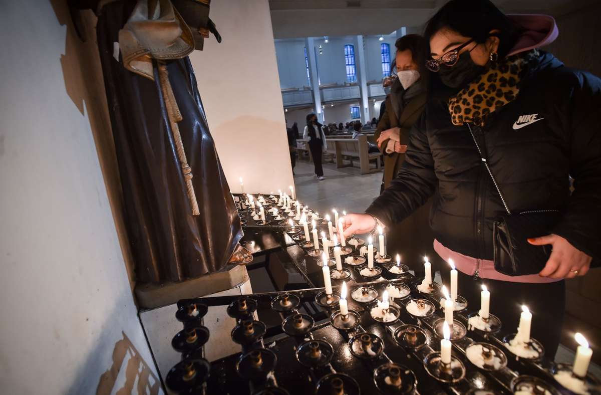 Viele Menschen zündeten eine Kerze für den Frieden an.