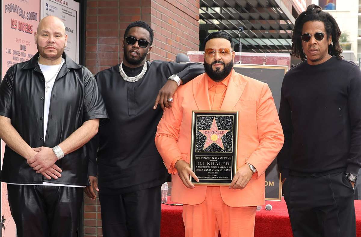 DJ Khaled (zweiter von rechts) bei der Verleihung des Sterns auf dem Walk of Fame. Mit dabei: (von links) Fat Joe, P. Diddy und Jay-Z