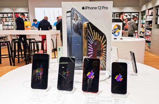 Zum Glück geht es auch kleiner: Das iPhone 12 ist ebenfalls in erschwinglicheren Varianten zu haben. Foto: imago images/NurPhoto/Beata Zawrzel