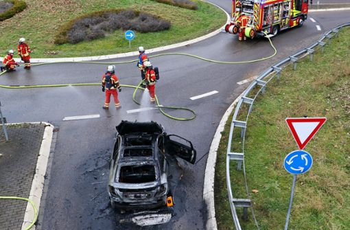 Die Feuerwehr konnte das Fahrzeug nicht mehr retten. Foto: KS-Images.de/Andreas Rometsch
