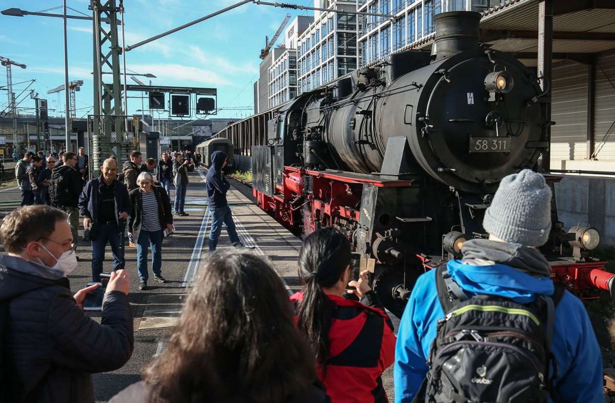 Eine Dampflokomotive begeisterte Besucher am Stuttgarter Hauptbahnhof.