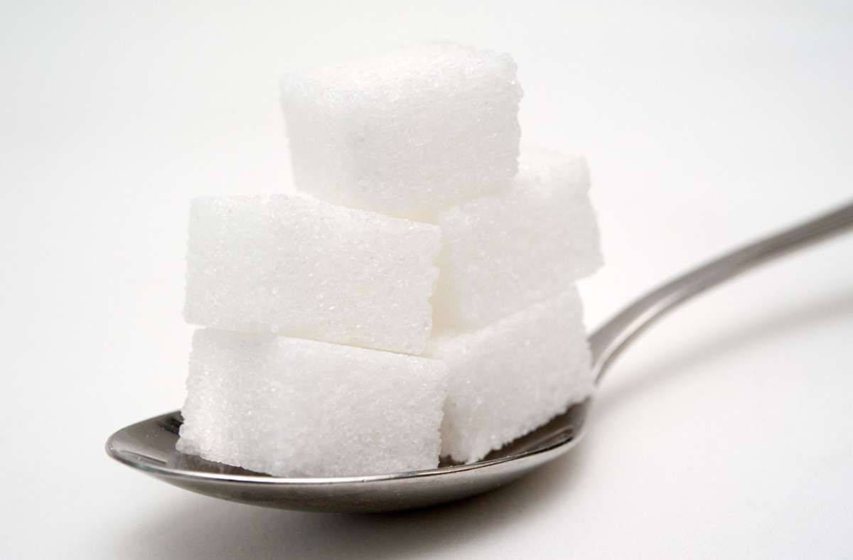 Die Weltgesundheitsorganisation empfiehlt einen Verzehr von höchstens 25 Gramm Zucker am Tag. In Deutschland liegt der Pro-Kopf-Verbrauch mit 90 Gramm deutlich darüber. Viele Produkte enthalten mehr Zucker, als man auf den ersten Blick erwarten würde.