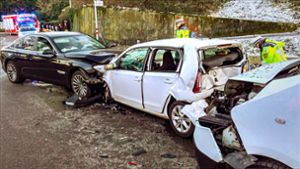BMW gerät in Gegenverkehr – 63-Jährige stirbt, fünf Personen verletzt