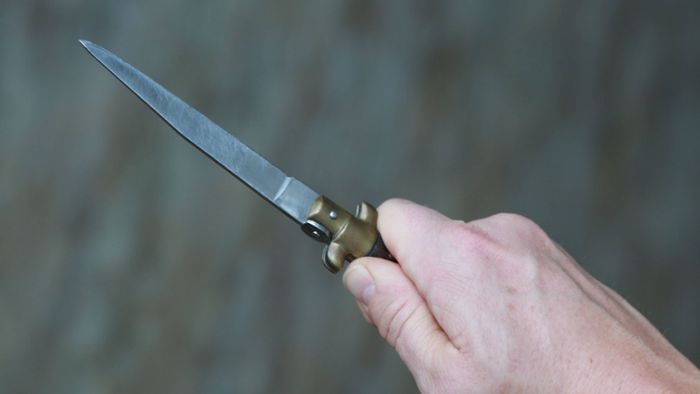 Junge Frau lebensgefährlich mit Messer verletzt – Täter flüchtig