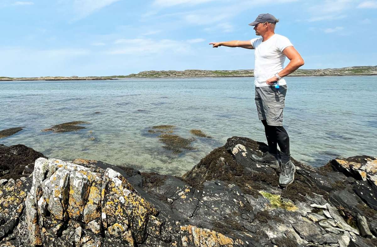 Der Polizist Lars Mack zeigt sein künftiges Revier: In der Gezeitenzone vor der Insel Colonsay liegen die Austernbänke, die er abfischen will.